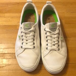 Off-white low top Cariuma sneakers, women’s 9.5, men’s 8
